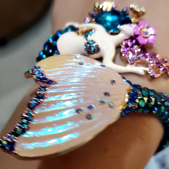 Nwt Betsey Johnson Beautiful mermaid Gold tone bracelet - Picture 9 of 16